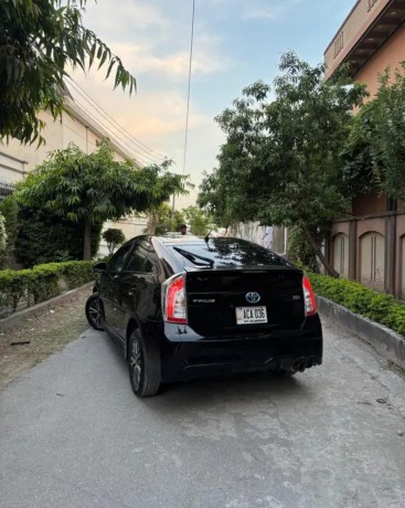 toyota-prius-car-for-sale-in-islamabad-big-2