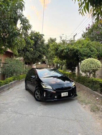 toyota-prius-car-for-sale-in-islamabad-big-3