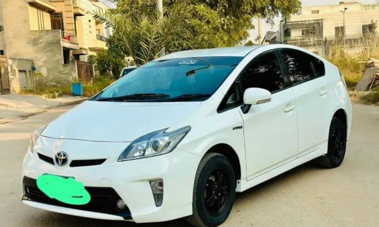 toyota-prius-car-for-sale-in-rawalpindi-big-2