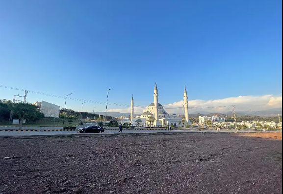 c-main-double-road-heighted-kanal-plot-big-0