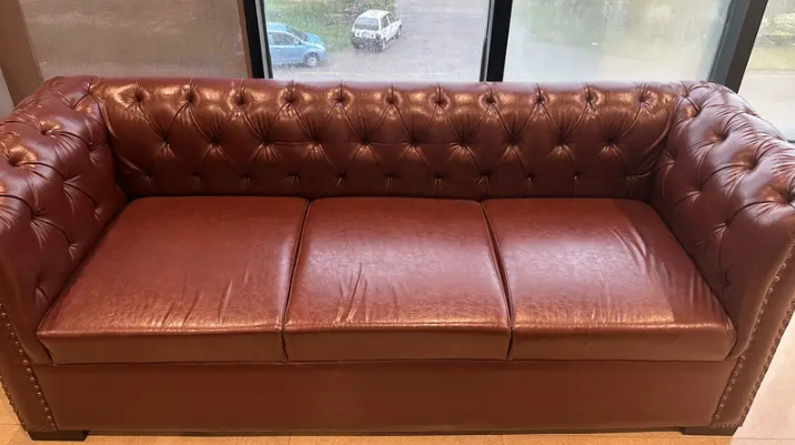 Sofa Set//Premium Chesterfield-Style Leather SofaUnused//3 seater