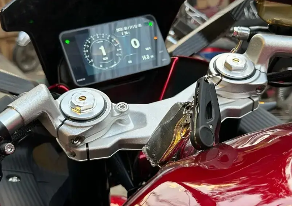 ducati-gt-edition-2025-sports-bikes-in-stock-ducati-heavy-bikes-2025-big-1