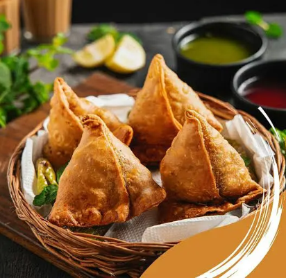 Cooked and un Cooked samosa