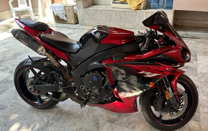 yamaha-yzf-r1-model-2011-import-in-2012-total-genuine-big-1