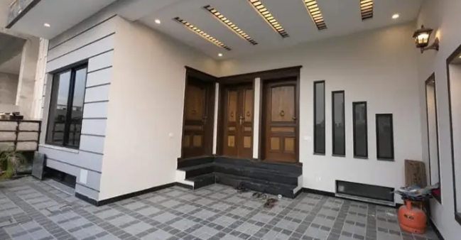 8 Marla First Floor For Rent