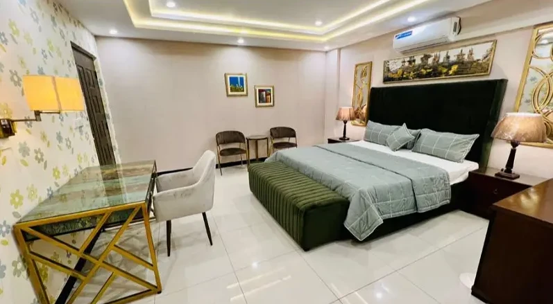 Fully furnish apartment for rent pr day weekly available bahria Town lahore sector E