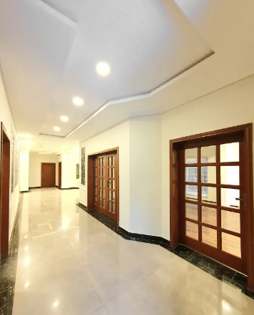 1-kanal-double-unit-6-bed-house-at-very-reasonable-price-big-2