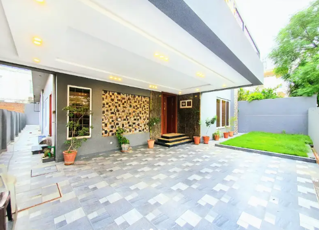 1-kanal-double-unit-6-bed-house-at-very-reasonable-price-big-1