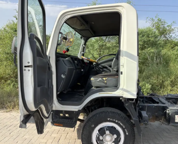 isuzu-nmr-90-2023-big-2