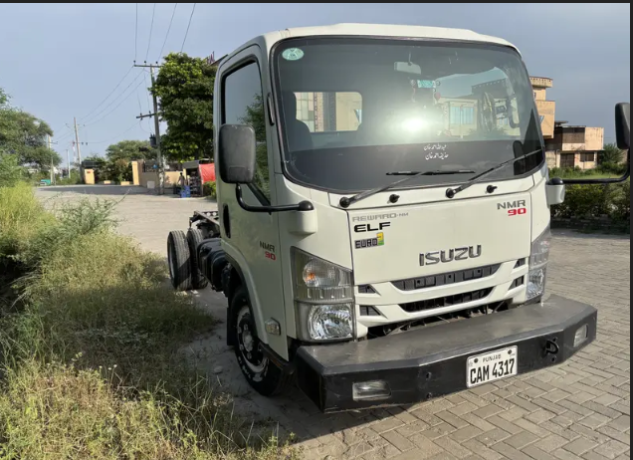 isuzu-nmr-90-2023-big-1