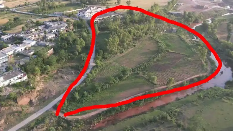Land for multiple commercial businesses
